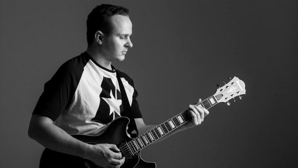 Raksta attēls - Ievas Sutugovas ģitārists Jānis Bērziņš aicina uz solo koncertu "Sākums”