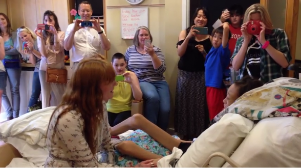 Raksta attēls - Aizkustinošs video! Florence dodas uz bērnu slimnīcu, lai dziedātu slimai meitenei