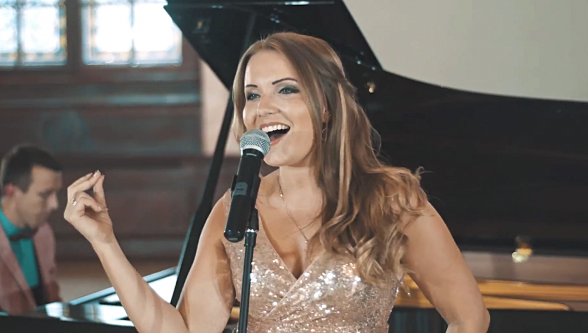 Raksta attēls - Dziedātāja Laura Raila ar grupu ieraksta glamūrīgu popūrija mūzikas video