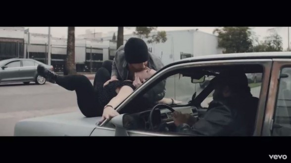 Raksta attēls - Arianas Grandes videoklipā cilvēki publiskās vietās nododas mīlas priekiem