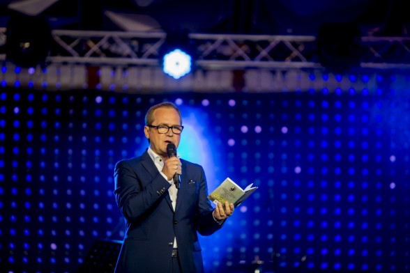 Raksta attēls - FOTO: Guntars Račs ar vērienīgu koncertu atzīmē jaunās dzejoļu grāmatas izdošanu