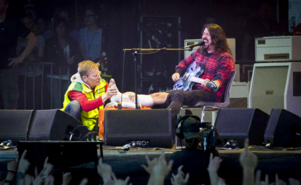 Raksta attēls - Deivs Grols no Foo Fighters koncerta laikā salauž kāju, nokļūst slimnīcā, bet atgriežas un nospēlē līdz galam!