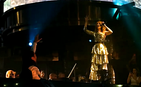 Raksta attēls - VIDEO: Selīna Diona sirdi plosošo Titānika tituldziesmu koncertā pārvērš par elektroniskās mūzikas hitu. Vienreizēji!