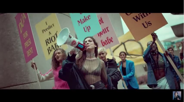 Raksta attēls - Noskaties "DUA LIPA" jaunālā singla "Blow Your Mind (Mwah)" videoklipu