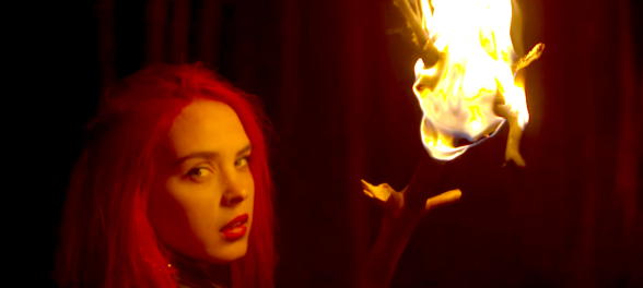 Raksta attēls - Repere VIŅA videoklipā spēlējas ar uguni