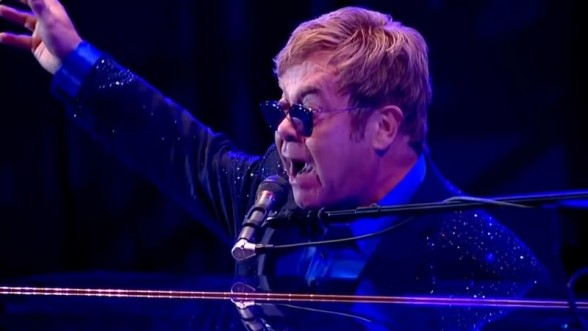 Raksta attēls - Eltons Džons ķeras klāt "Sātanam Pradas brunčos"