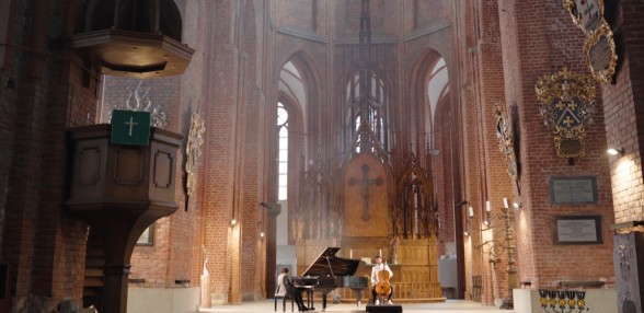 Raksta attēls - Latvijas čellists uzfilmēja videoklipu Svētā Pētera baznīcā 