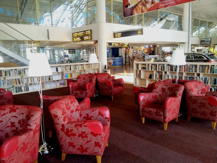 Tallinas lidostā realizēta vēl viena jauka ideja: bibliotēka, kurā pirms lidojuma var aizņemties grāmatu, paņemt to ceļojumā un pēc tam, līdz ar atgriešanos, atdot atpakaļ.