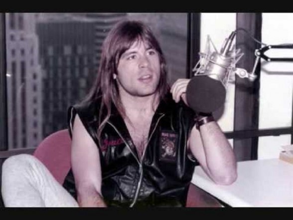 Raksta attēls - Iron Maiden solists paguvis iemantot roka leģendas statusu, sarakstījis grāmatas un atvēris lidmašīnu veikalu. Ģeniāli!