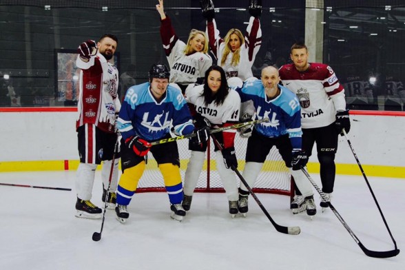 Raksta attēls - Populāri mūziķi piedalās hokeja spēlē, vācot līdzekļus jaunajiem hokejistiem (FOTO)